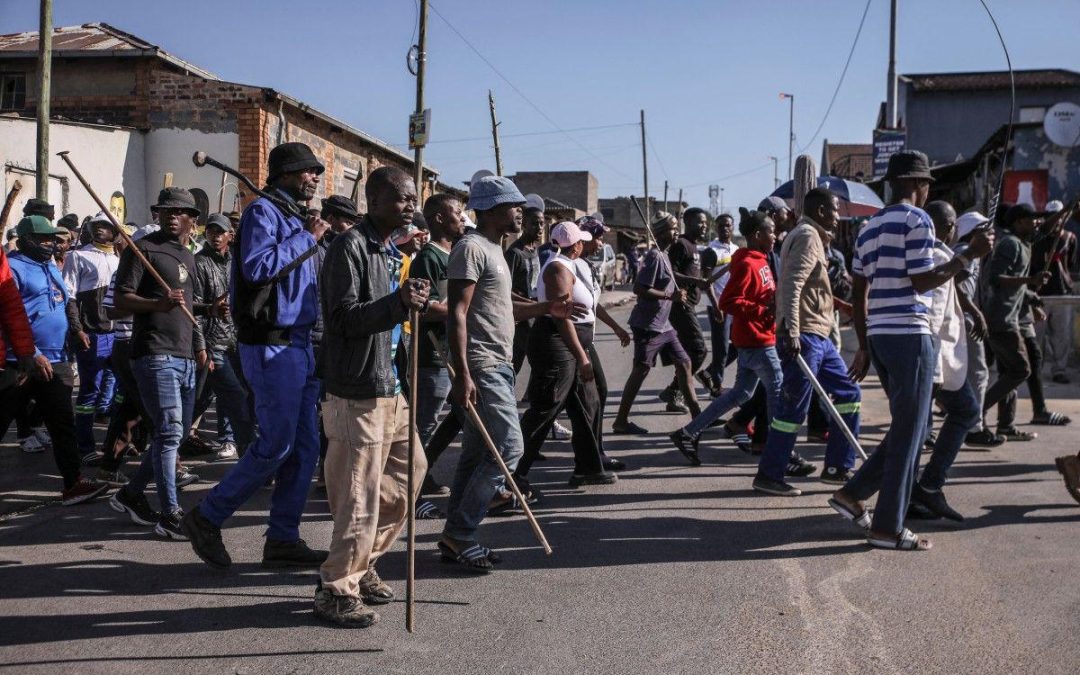 Sudafrica, proteste anti migranti: ronde manifestanti tra le case per cercare irregolari