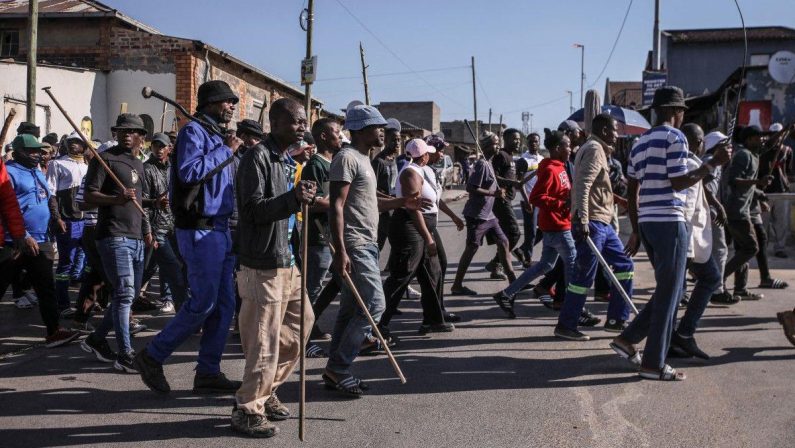 Sudafrica, proteste anti migranti: ronde manifestanti tra le case per cercare irregolari