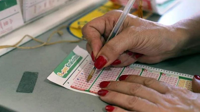 SuperEnalotto, estrazione numeri e combinazione vincente 16 luglio 2026