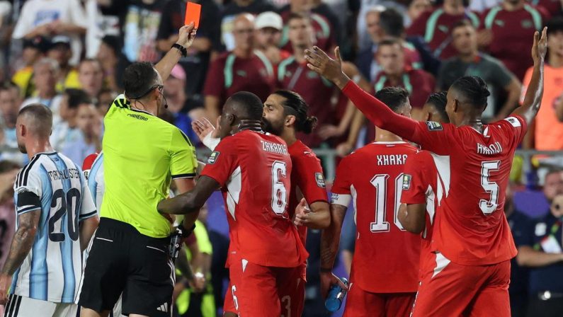 Svizzera, furia dopo ko con Argentina: “Noi danneggiati, rosso a Embolo senza senso”