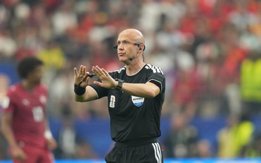 Si ritira l’arbitro Taylor ‘incubo dei romanisti’: “Pressione intensa e attenzione costante”