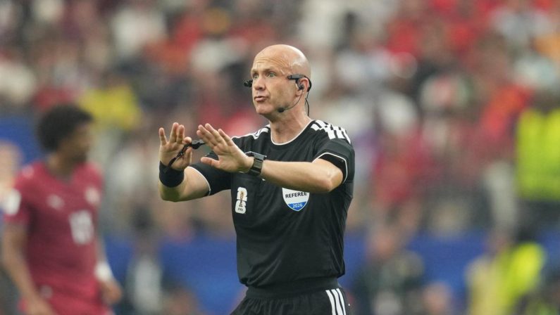 Si ritira l’arbitro Taylor ‘incubo dei romanisti’: “Pressione intensa e attenzione costante”