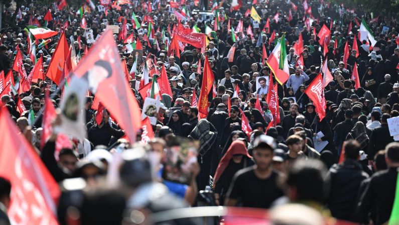 Iran, iniziata a Teheran processione per funerali di Khamenei