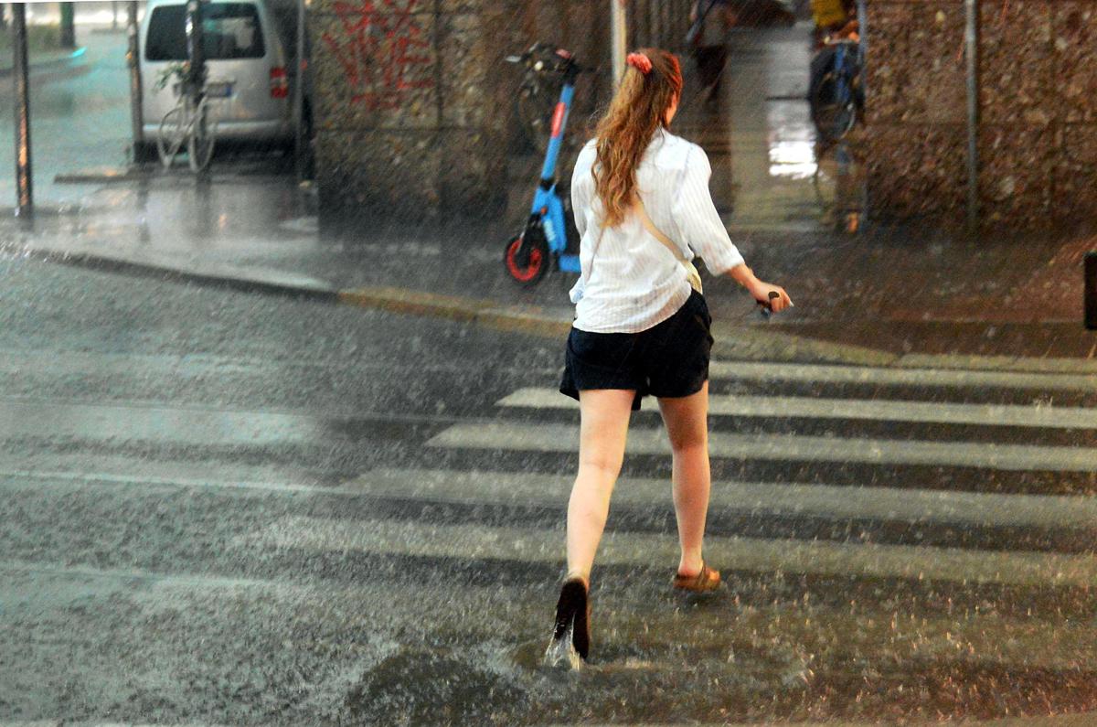 https://www.quotidianodelsud.it/wp-content/uploads/2026/07/temporale-estate-ragazza-fg.jpeg