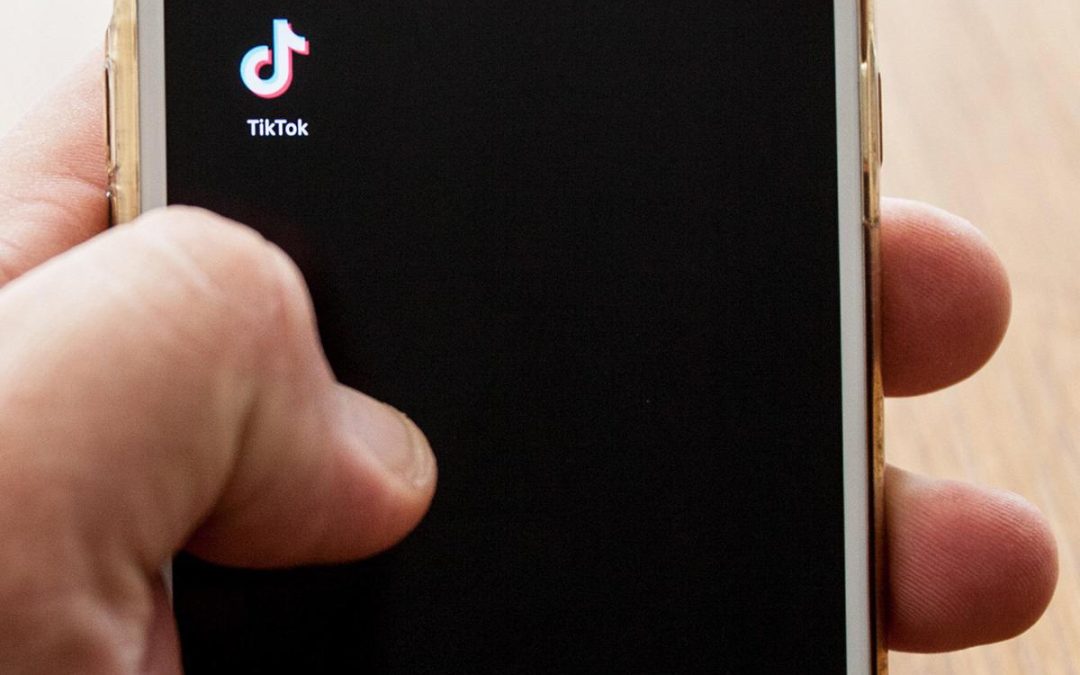 TikTok sotto accusa in Europa: “Viola leggi Ue, account dei minori a rischio”