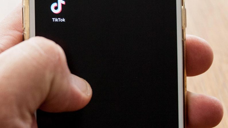 TikTok sotto accusa in Europa: “Viola leggi Ue, account dei minori a rischio”
