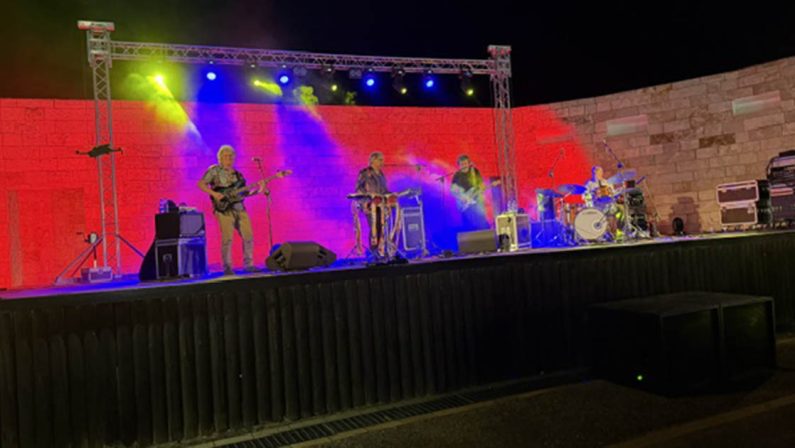Tony Esposito strega Capocolonna: dal viaggio sonoro tra miti all’omaggio a Pino Daniele