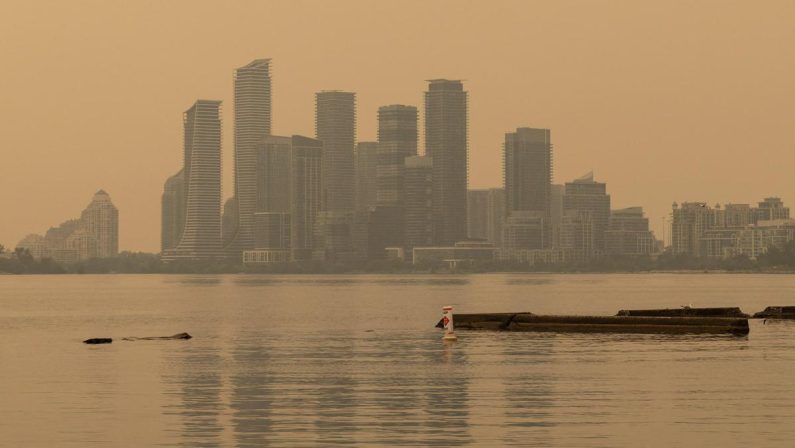 Canada, oltre 200 incendi fuori controllo: il fumo ‘invade’ anche gli Usa, ira di Trump