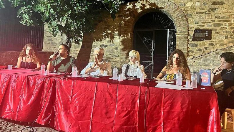 UniCal, un successo la presentazione di "Affetti in saldo" a Roseto Capo Spulico