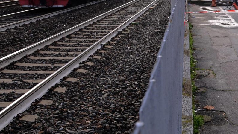 Operaio scivola sui binari, travolto e ucciso da treno a San Giorgio di Nogaro