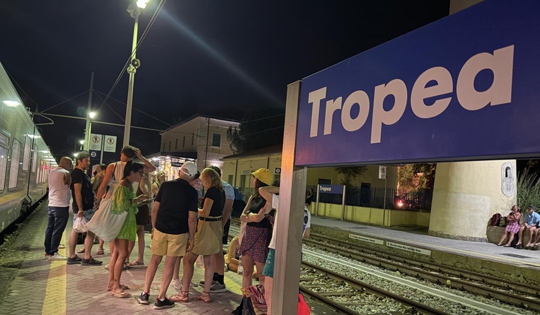 Alcuni dei numerosi turisti fermi sulla banchina alla stazione di Tropea
