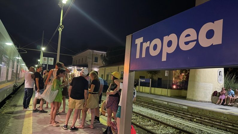 Incendio sulla linea ferroviaria tirrenica vibonese: treni sospesi e turisti bloccati nelle stazioni