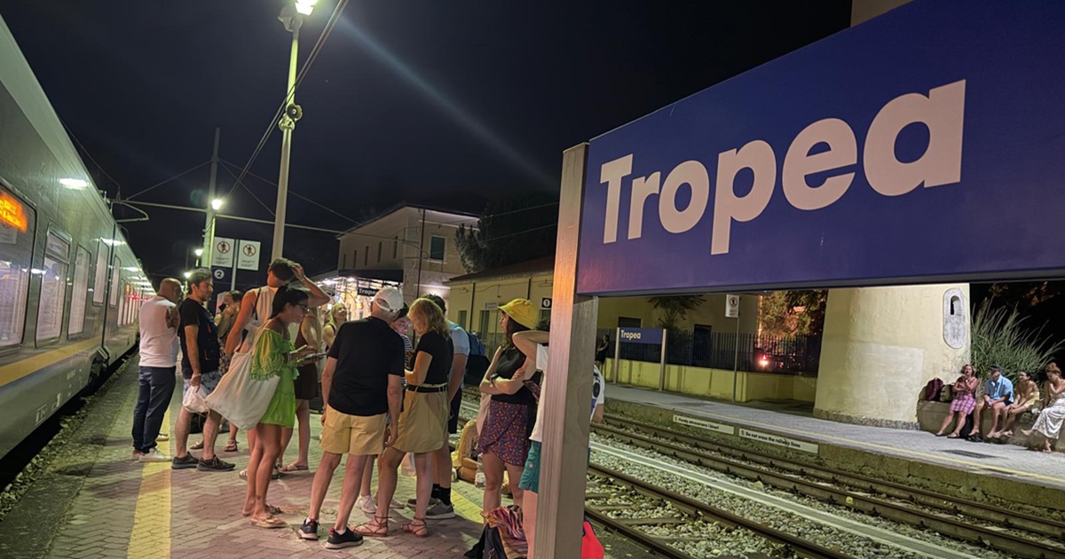 https://www.quotidianodelsud.it/wp-content/uploads/2026/07/tropea-turisti-bloccati-treni.jpg