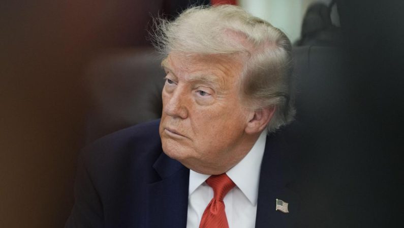Iran, Trump insiste: “Colpiremo molto duramente, ora è il nostro turno”