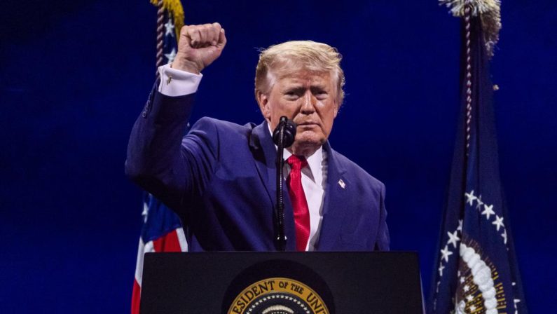 4 luglio, Trump: “Il sogno americano è tornato, non saremo mai un Paese comunista”