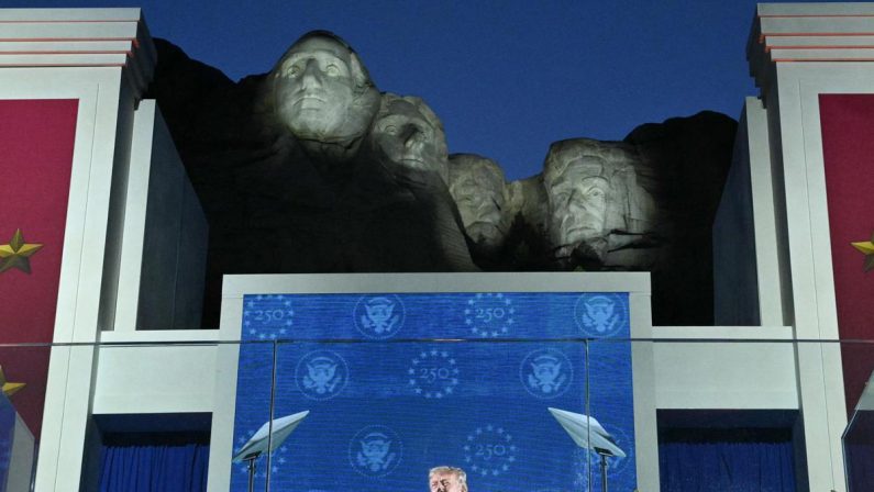 Trump, 4 luglio sul Monte Rushmore: “Identità Usa sotto attacco, torna minaccia comunista”