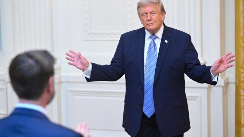 Trump rilancia sospetti su voto: “Cina interferì”. Ma le carte non provano manipolazioni