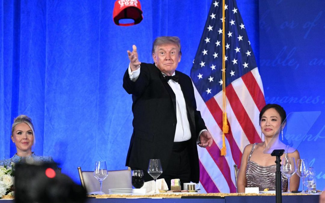 Trump e l’annuncio con il cappellino rosso: “E’ mia intenzione candidarmi alle presidenziali 2028”