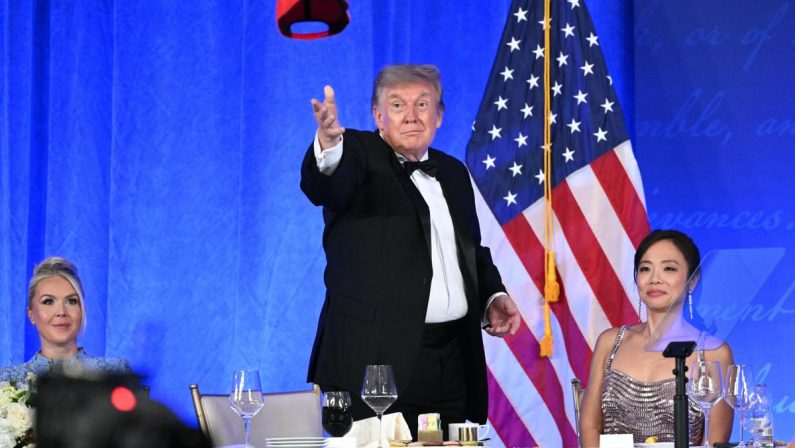 Trump e l’annuncio con il cappellino rosso: “E’ mia intenzione candidarmi alle presidenziali 2028”