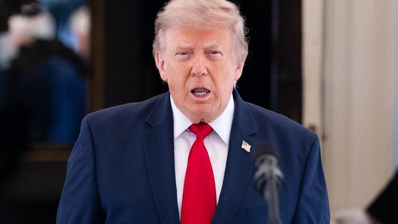 Iran, Trump ‘guardiano’ di Hormuz: tycoon tra rimborsi, blocco navale e terza ondata di raid