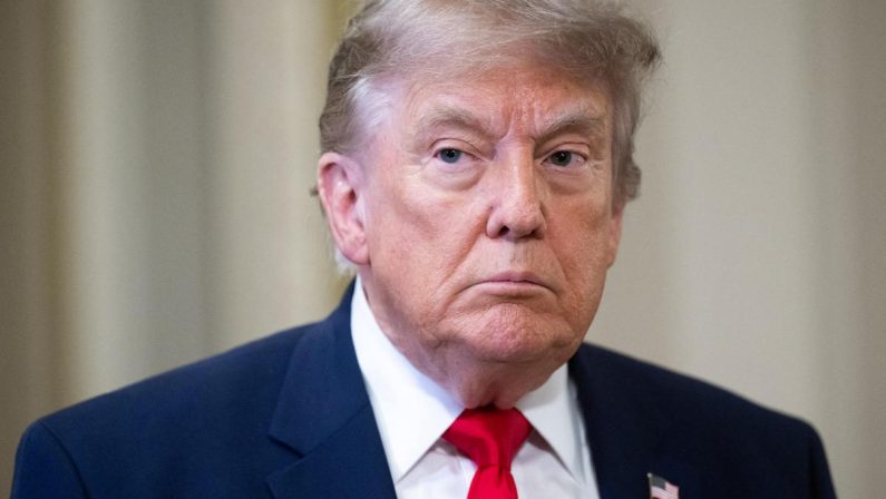 Iran, milioni ai funerali di Khamenei. Trump: “Colpendo potremmo farli fuori tutti”