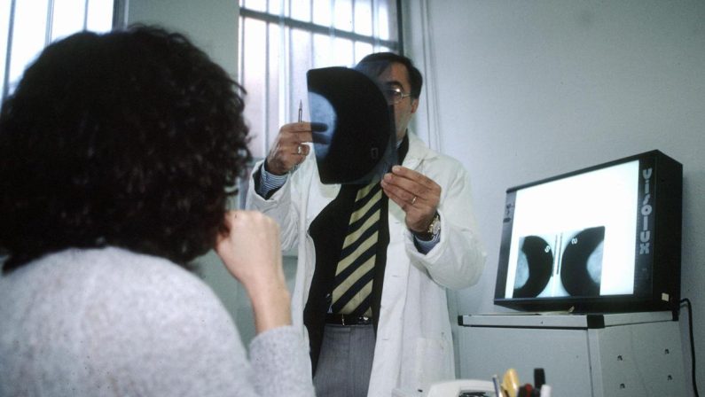 L’indagine, 1 donna su 3 con cancro dell’ovaio aspetta oltre 1 anno per la diagnosi