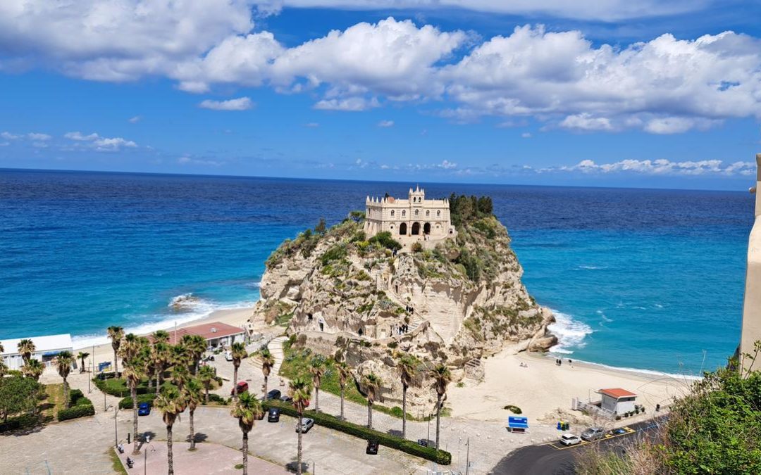 Il santuario di Santa Maria dell'Isola a Tropea, una delle mete preferite dei turisti in Calabria