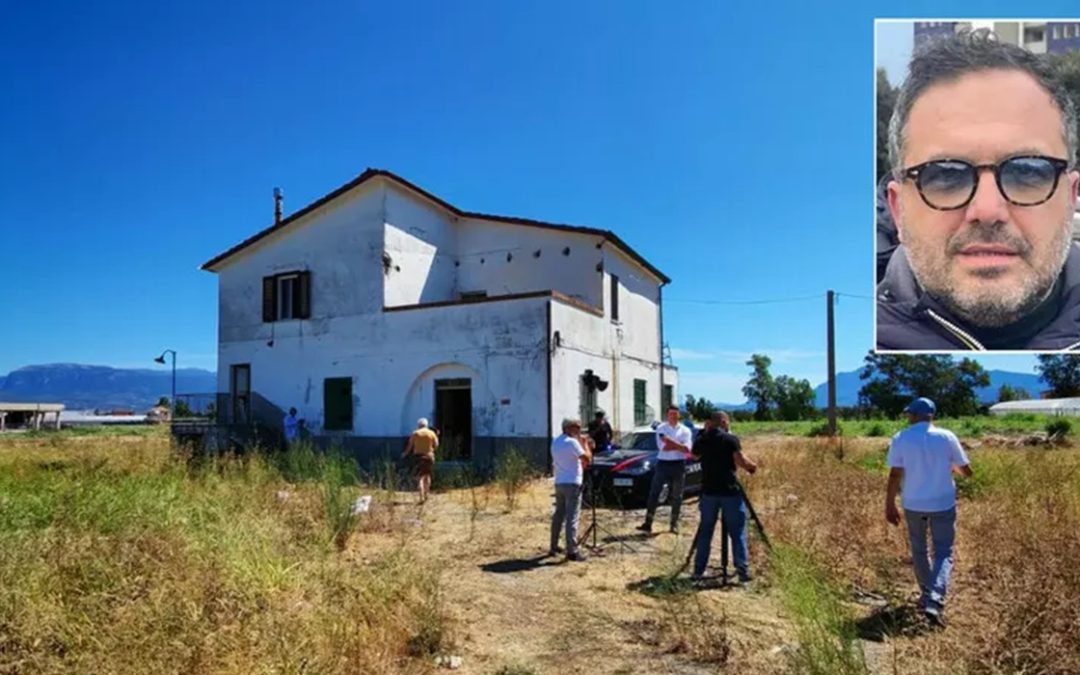 Il luogo dove è stato ucciso il giornalista Esposito (nel riquadro)