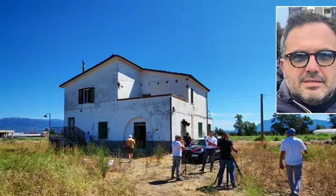 Il luogo dove è stato ucciso il giornalista Esposito (nel riquadro)