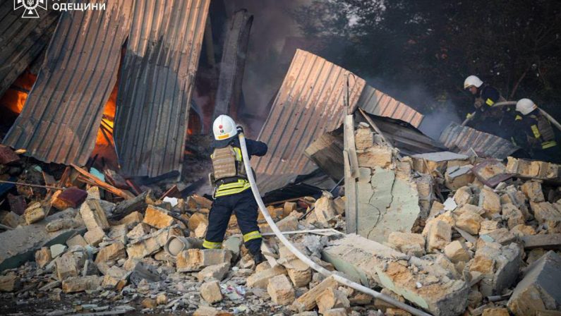 Ucraina, raid russi contro Odessa e altre città: diversi morti e decine di feriti