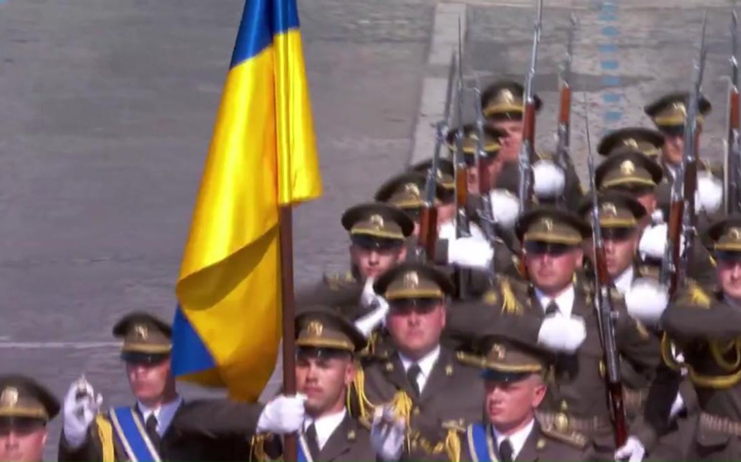 Ucraina, i soldati di Kiev sfilano nella parata di Parigi e Zelensky si commuove