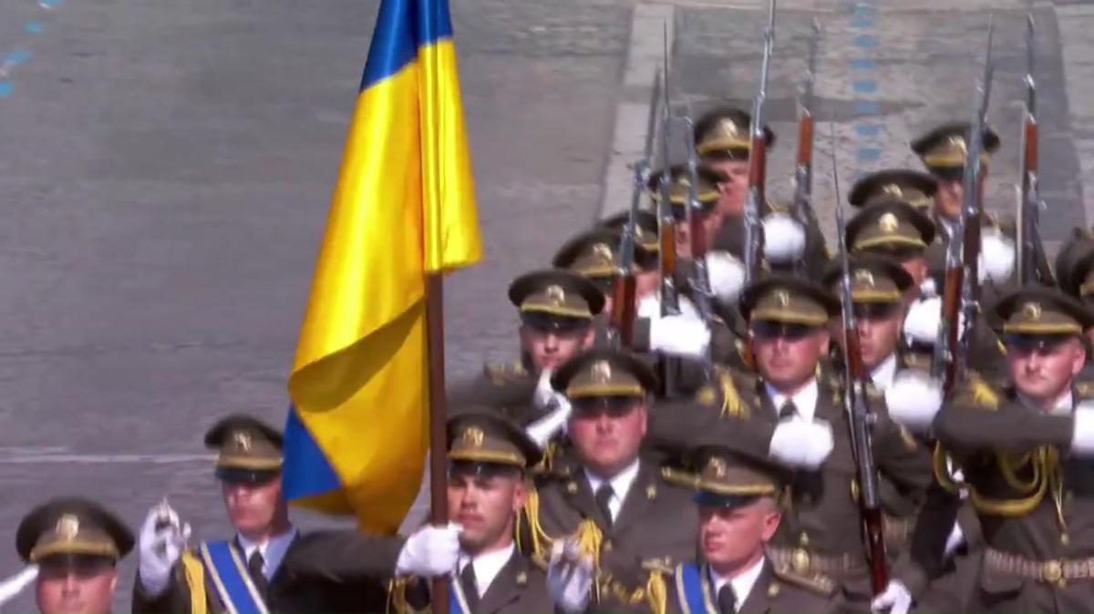 https://www.quotidianodelsud.it/wp-content/uploads/2026/07/ucraina-i-soldati-di-kiev-sfilano-nella-parata-di-parigi-e-zelensky-si-commuove-video.jpeg