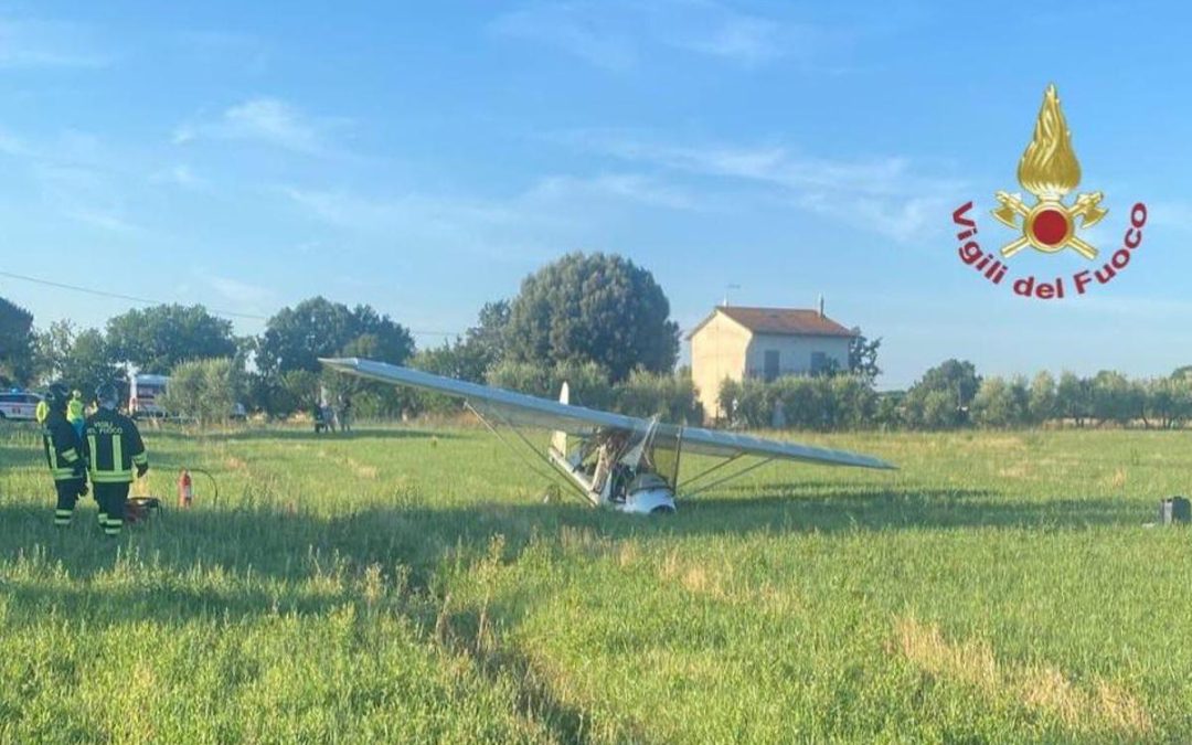 Arezzo, ultraleggero precipita a Castiglion Fiorentino: morto pilota
