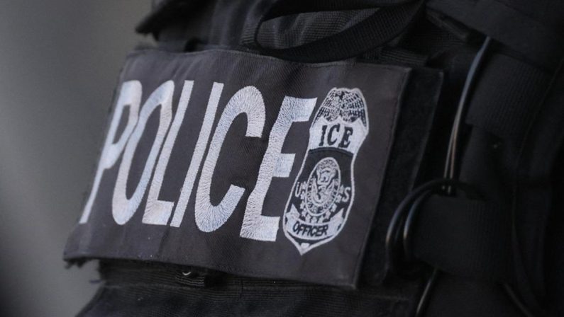 Sparatoria con agenti Ice nel Maine: uccisa una persona