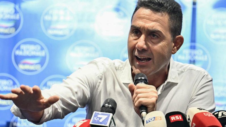 Sondaggio politico, Fratelli d’Italia e Pd giù. Vannacci cresce ancora