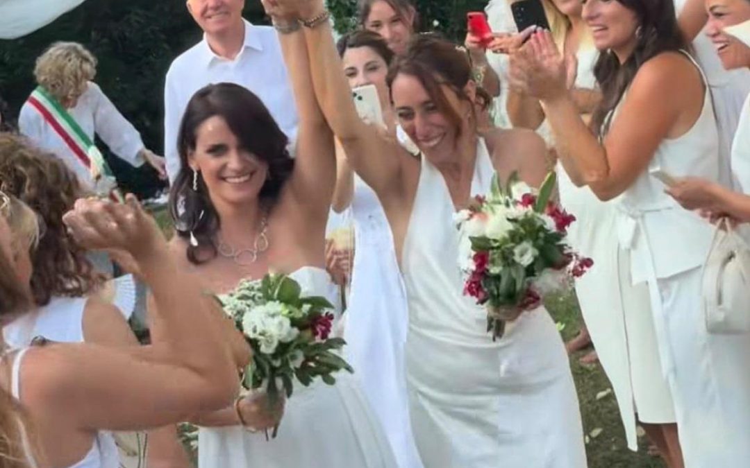 Francesca Vecchioni sposa la compagna Sara: la ‘benedizione’ ironica del padre Roberto