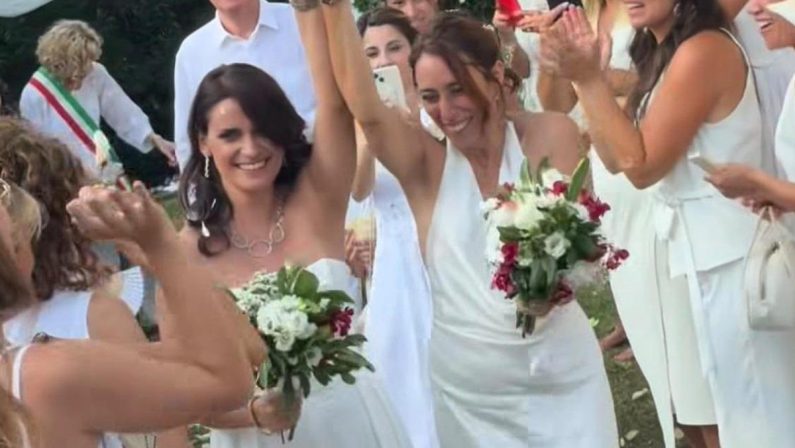 Francesca Vecchioni sposa la compagna Sara: la ‘benedizione’ ironica del padre Roberto