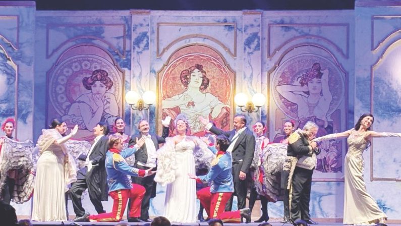 L’Arena Rendano si scalda per “La Vedova Allegra”, ma il conte Danilo resta di ghiaccio