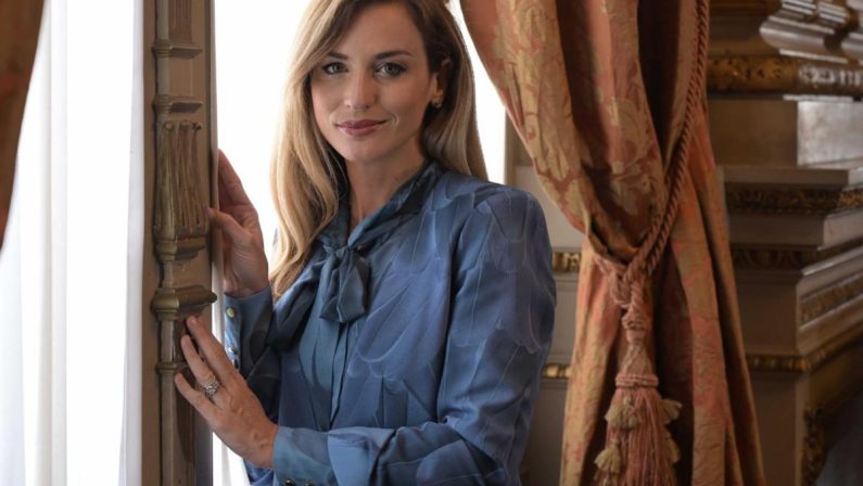 Beatrice Venezi, l’annuncio: “Torno a dirigere in Russia, la Fenice è il passato: ho già pagato abbastanza”