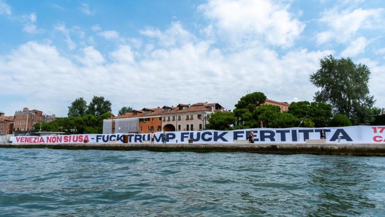 Venezia, scontri tra polizia e manifestanti che volevano raggiungere lo yacht di Fertitta