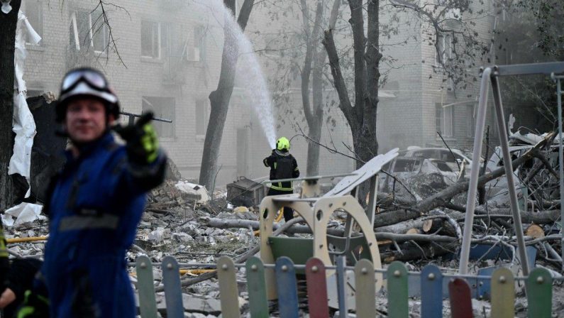 Venezuela, ancora vivo a una settimana dal terremoto: soccorritori al lavoro per estrarlo da macerie