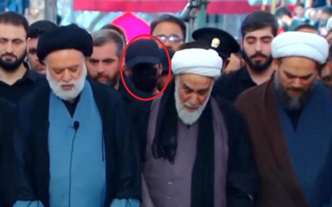 Funerali di Khamenei, spunta un uomo col volto coperto: sui social è caccia a Mojtaba