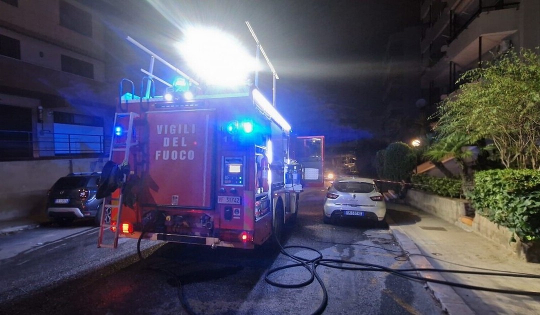 Reggio Calabria, incendio in un garage a Sant’Antonio: evacuate 10 famiglie