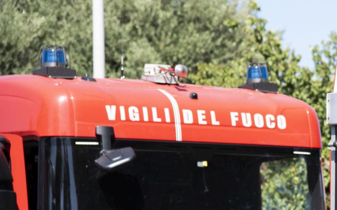 Lodi, auto avvolta dalle fiamme: trovata una persona morta all’interno