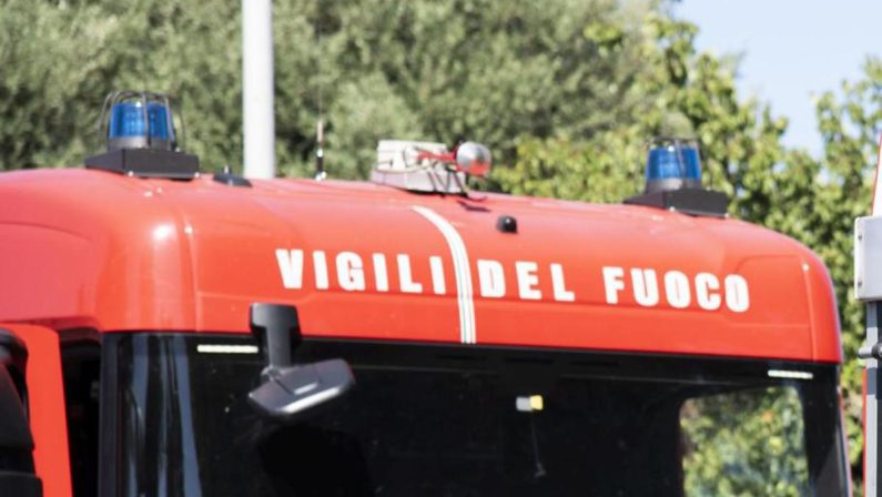 Lodi, auto avvolta dalle fiamme: trovata una persona morta all’interno