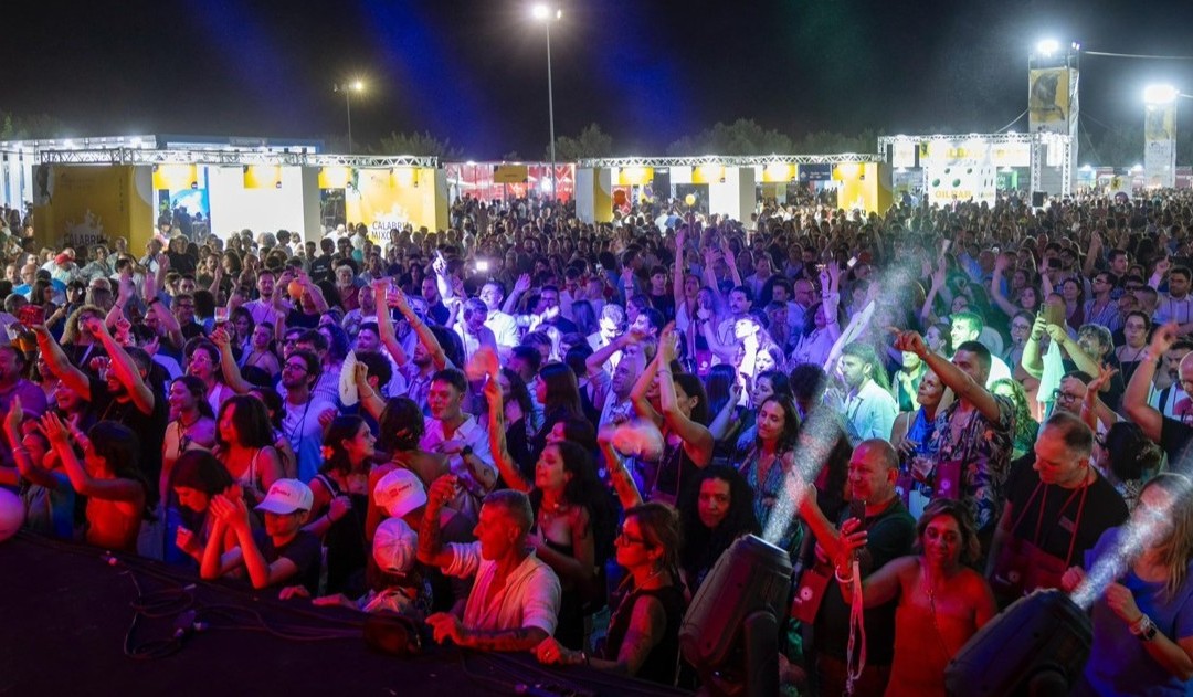 Rai Radio 2 in diretta da Sibari per Vinitaly and the City 2026 con musica, spettacolo e grandi ospiti