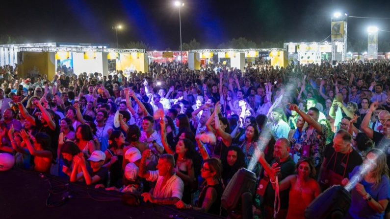 Rai Radio 2 in diretta da Sibari per Vinitaly and the City 2026 con musica, spettacolo e grandi ospiti