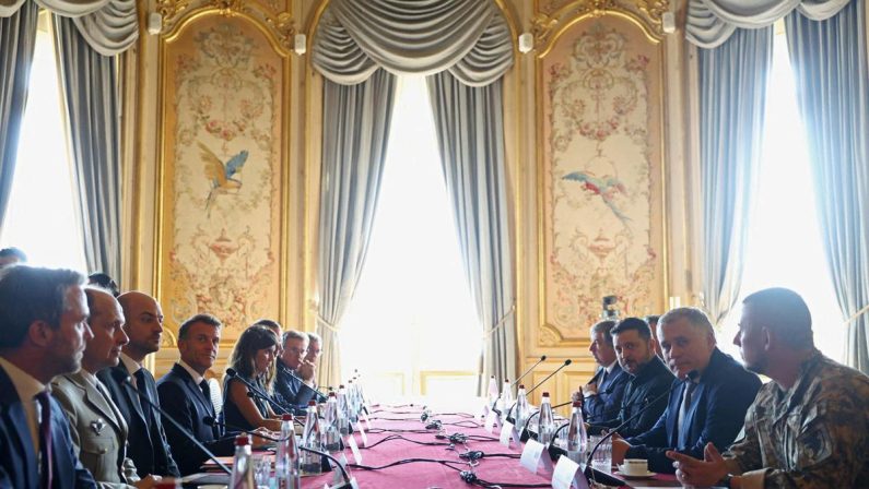 Volenterosi a Parigi, nasce coalizione europea per scudo anti-missili balistici: c’è anche Italia