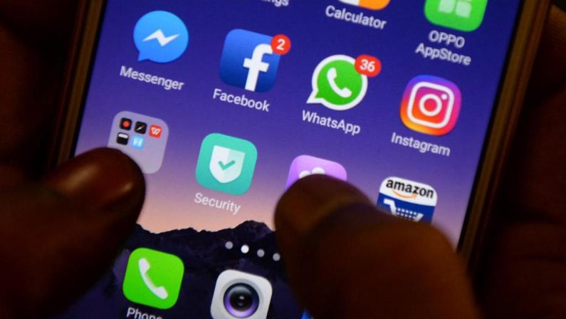 Whatsapp, due account in un solo telefono: ora si può, ecco come funziona la novità