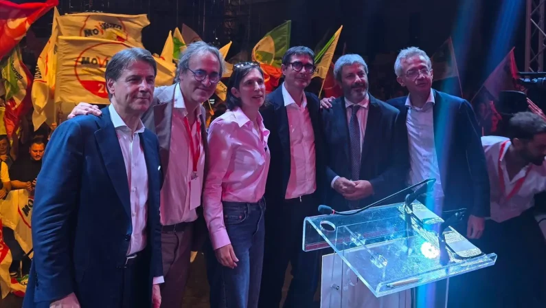 Con la tradizionale ‘foto di famiglia’ si chiude la manifestazione del centrosinistra a Napoli